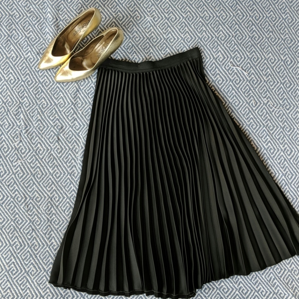 Gold Yves Saint Laurent pumps